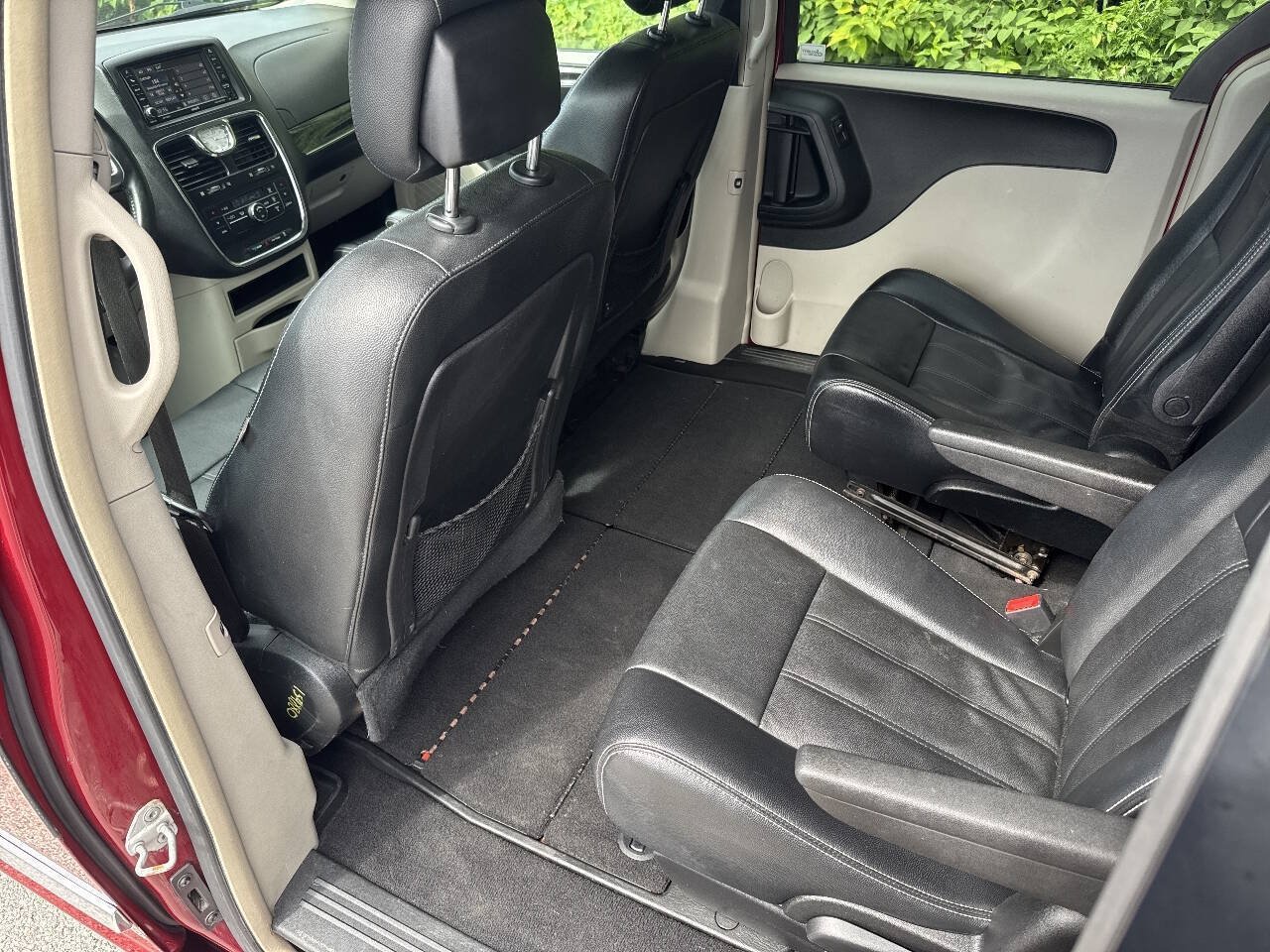 Used 2013 Chrysler Town & Country Touring FWD image 12