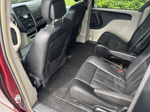 Used 2013 Chrysler Town & Country Touring FWD image 12