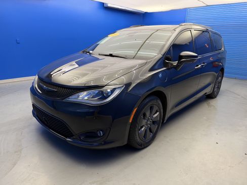 Used 2020 Chrysler Pacifica Limited w/ Advanced Safetytec Group FWD image 4