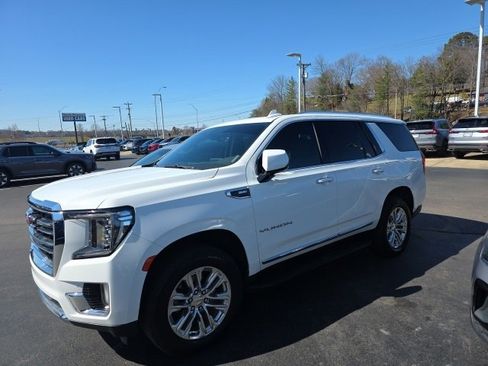 Used 2022 GMC Yukon SLT w/ SLT Premium Package image 2