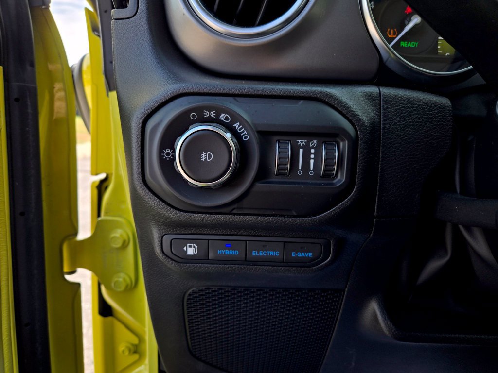 Used 2022 Jeep Wrangler Unlimited Rubicon 4xe AWD/4WD image 14