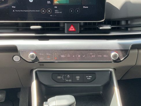Used 2025 Kia Carnival FWD image 21