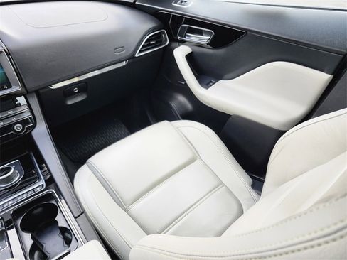 Used 2019 Jaguar F-PACE Prestige image 15