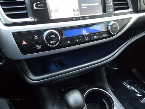 Used 2019 Toyota Highlander SE w/ Protection Package #3 image 23