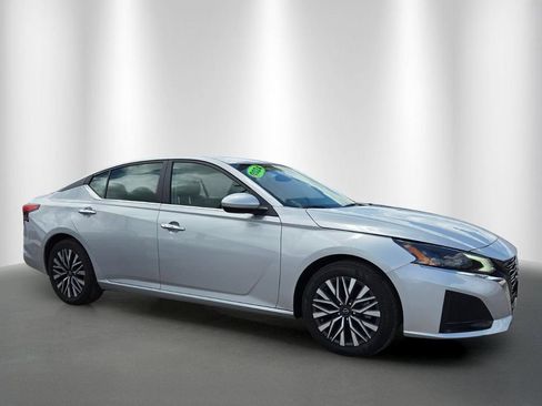 Used 2024 Nissan Altima 2.5 SV w/ SV Premium Package FWD image 2