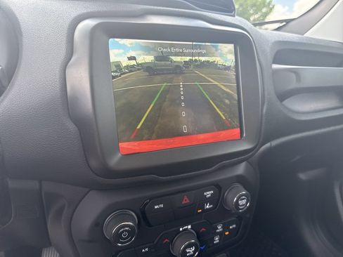 Used 2023 Jeep Renegade Latitude w/ Sun/Sound Group AWD/4WD image 21