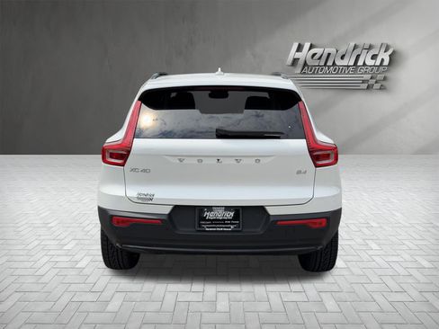 Used 2023 Volvo XC40 B4 Plus w/ Climate Package FWD image 9