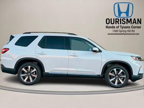 New 2025 Honda Pilot Touring image 2