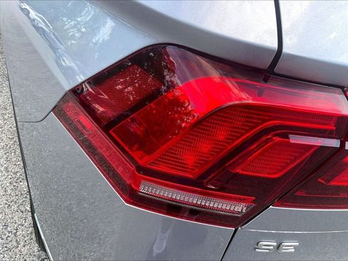 Used 2023 Volkswagen Tiguan SE AWD/4WD image 33