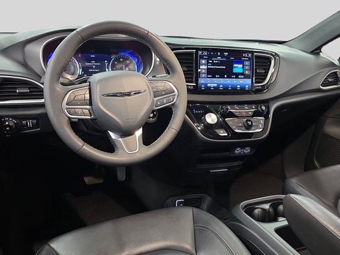 Used 2025 Chrysler Pacifica Select FWD image 20