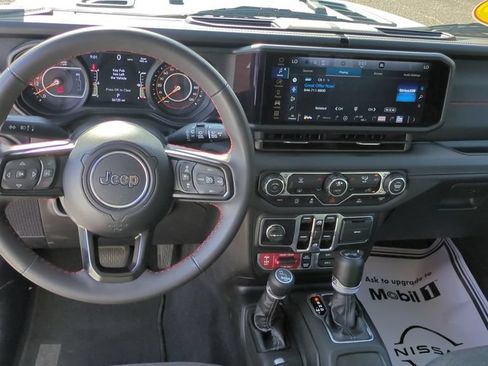 Used 2025 Jeep Wrangler Unlimited Rubicon AWD/4WD image 15
