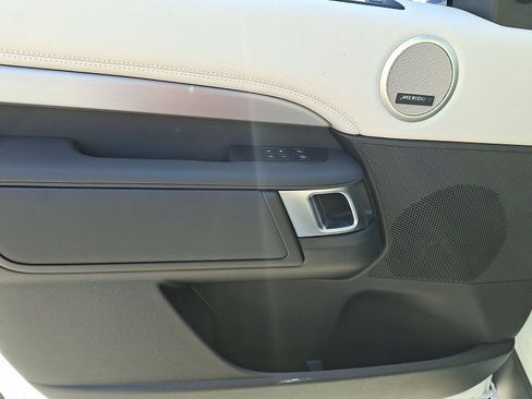 New 2026 Land Rover Discovery Limited Edition image 10