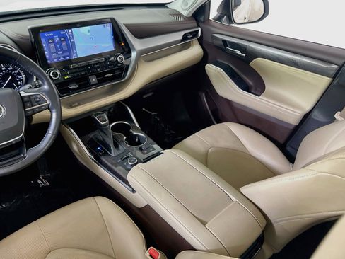 Used 2021 Toyota Highlander Platinum image 24