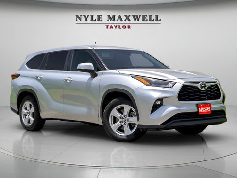 Used 2023 Toyota Highlander LE FWD image 2