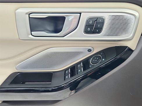 Used 2023 Ford Explorer Platinum w/ Technology Package image 35