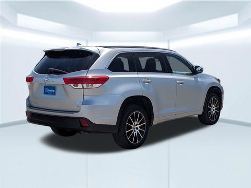 Used 2018 Toyota Highlander SE FWD image 6
