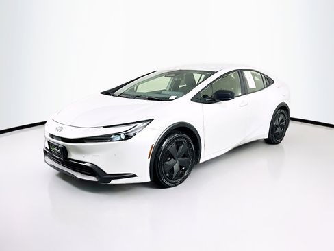 Used 2024 Toyota Prius LE image 3