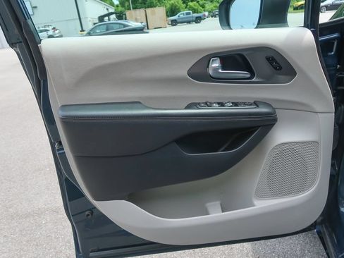 Used 2023 Chrysler Pacifica Touring-L FWD image 20