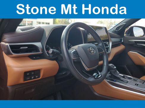 Used 2021 Toyota Highlander Platinum image 20