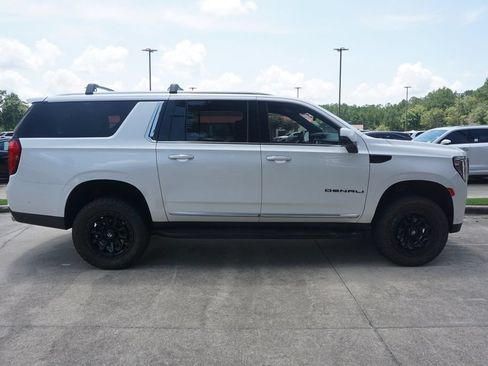 Used 2023 GMC Yukon XL Denali w/ Advanced Technology Package AWD/4WD image 27