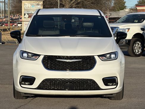 Used 2025 Chrysler Pacifica Select image 3