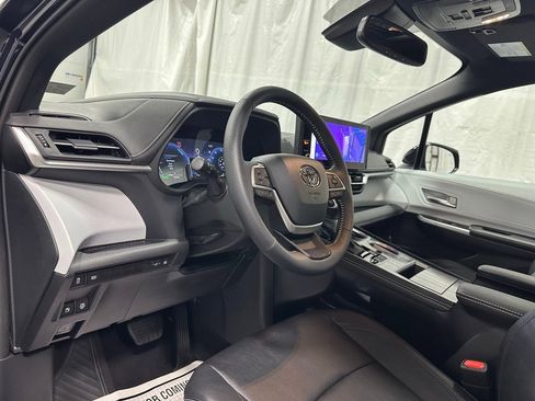 Used 2025 Toyota Sienna XSE image 15