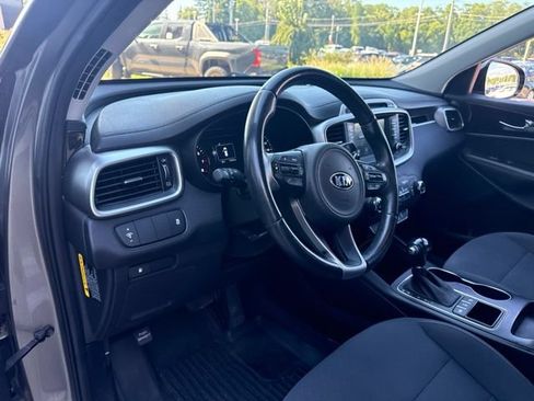 Used 2017 Kia Sorento AWD w/ LX Convenience Package image 14