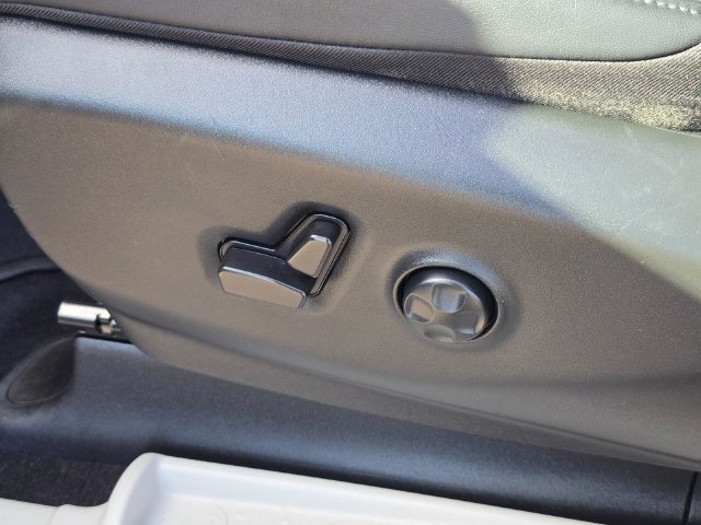Used 2024 Chrysler Pacifica Touring-L FWD image 22