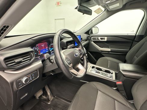 Used 2022 Ford Explorer XLT AWD/4WD image 4