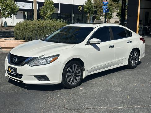 Used 2017 Nissan Altima 2.5 SV w/ Convenience Package FWD image 3