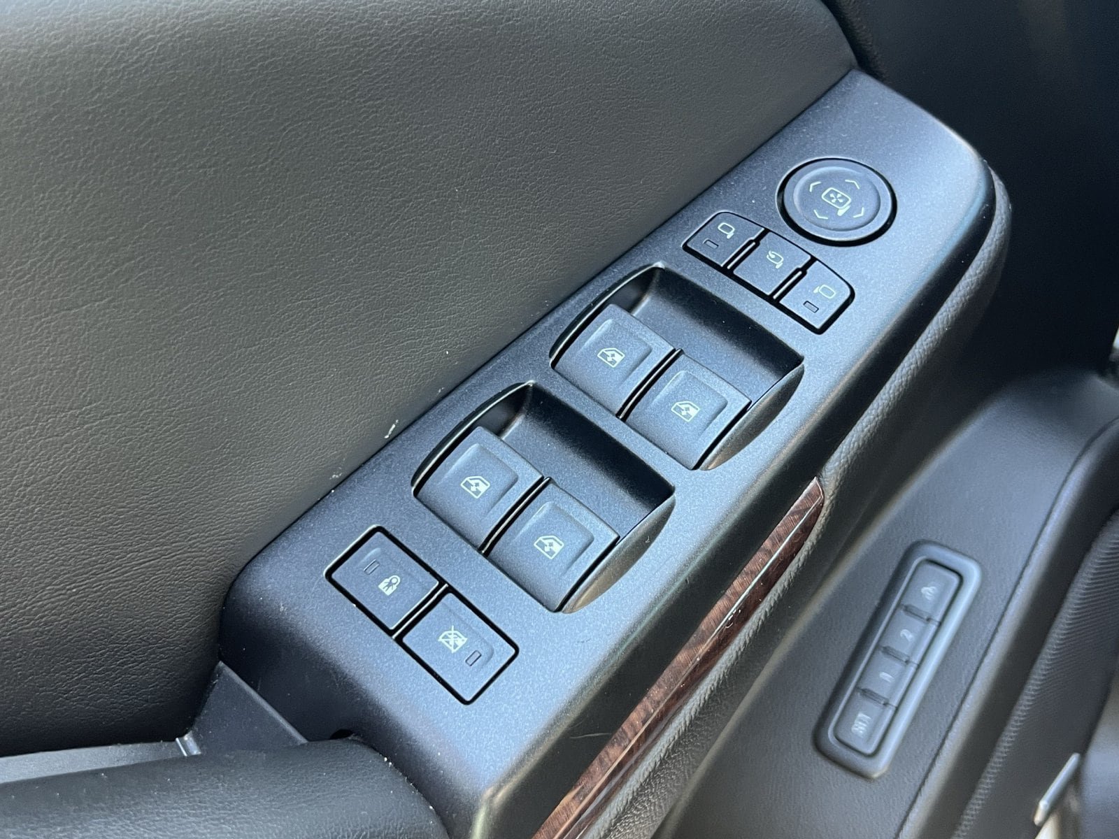 Used 2018 GMC Yukon XL SLT w/ Open Road Package AWD/4WD image 12