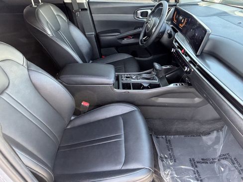 Used 2025 Kia Sorento EX AWD/4WD image 9