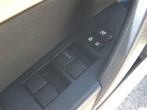 Used 2015 Toyota Corolla LE image 17