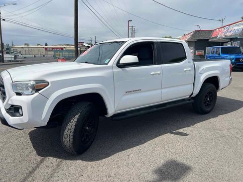 Used 2019 Toyota Tacoma SR5 AWD/4WD image 3