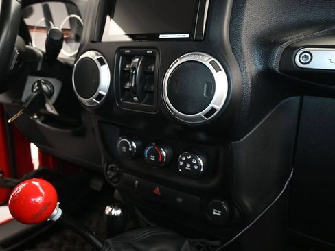 Used 2012 Jeep Wrangler Unlimited Rubicon w/ Connectivity Group AWD/4WD image 24