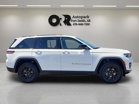 Used 2025 Jeep Grand Cherokee Altitude AWD/4WD image 6