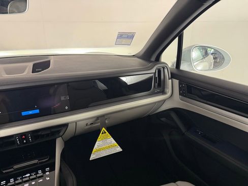 Certified 2025 Porsche Cayenne image 22