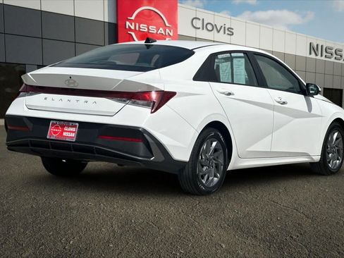 Used 2024 Hyundai Elantra SEL FWD image 3