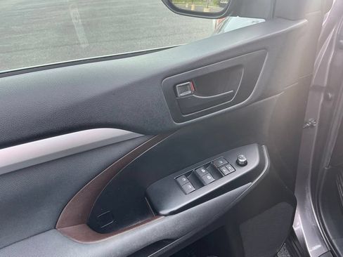 Used 2019 Toyota Highlander LE AWD/4WD image 17