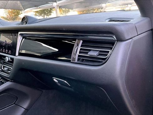 Used 2022 Porsche Macan image 17