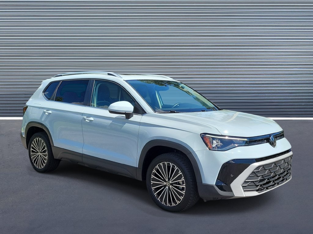 Used 2025 Volkswagen Taos SE w/ Panoramic Sunroof Package FWD image 2