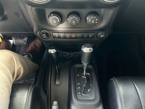 Used 2012 Jeep Wrangler Unlimited Rubicon image 12