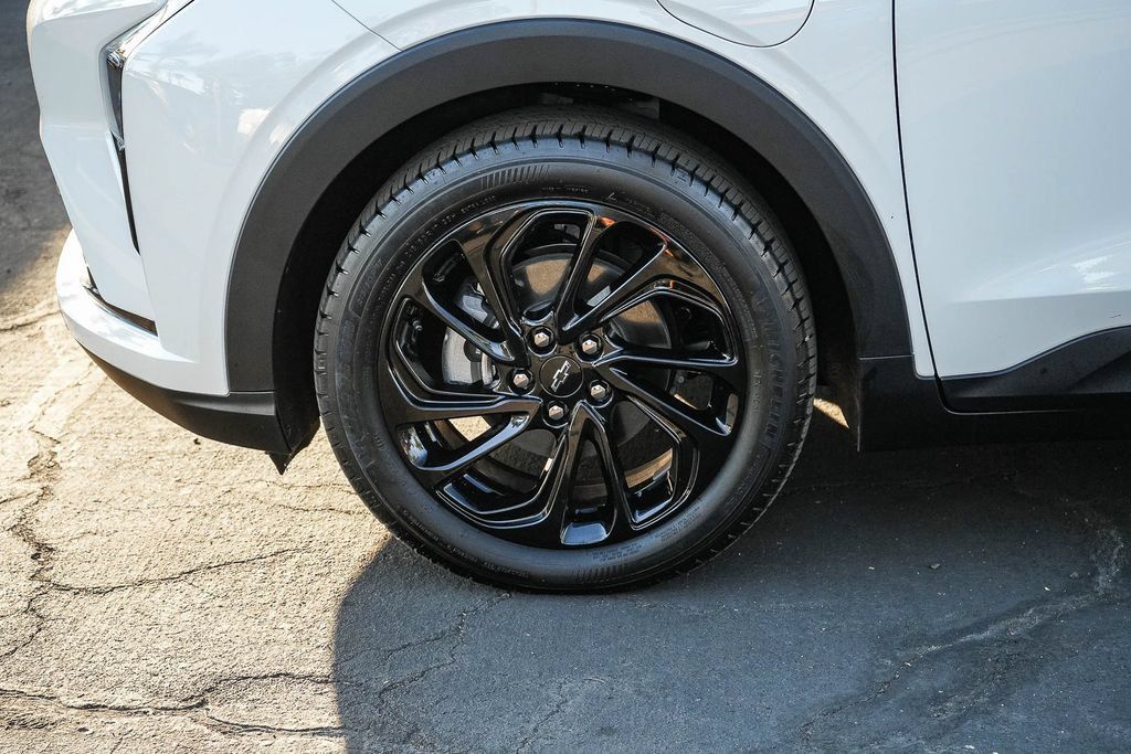 Used 2027 Chevrolet Bolt RS FWD image 10