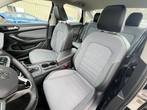 Used 2025 Volkswagen Jetta SE image 36