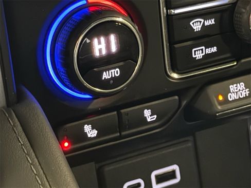 Used 2022 Chevrolet Suburban LT image 24