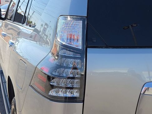Used 2023 Lexus GX 460 Premium w/ Accessory Package AWD/4WD image 9