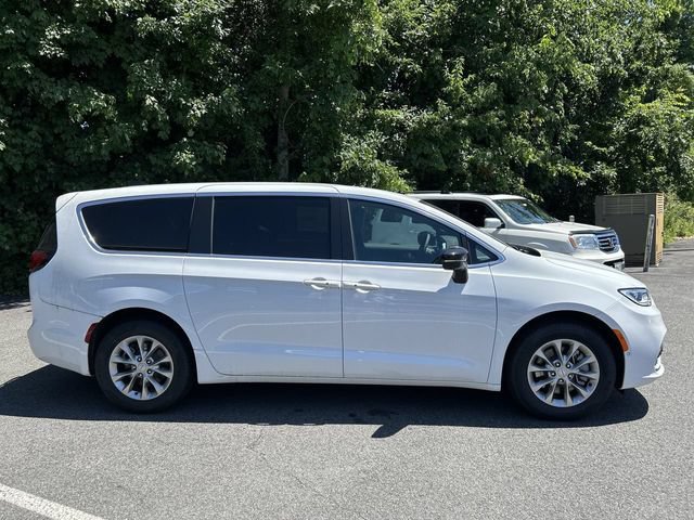 New 2026 Chrysler Pacifica Select AWD/4WD image 9