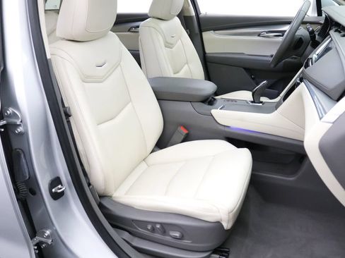 Used 2017 Cadillac XT5 Luxury w/ Driver Awareness Package AWD/4WD image 14
