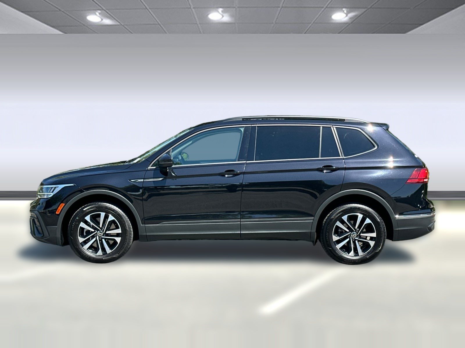 Used 2022 Volkswagen Tiguan S FWD image 2