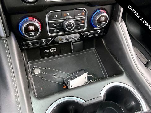 Used 2024 Chevrolet Suburban Z71 w/ Luxury Package image 15